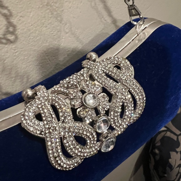 Blue velvet clutch with crystal latch - Picture 6 of 6